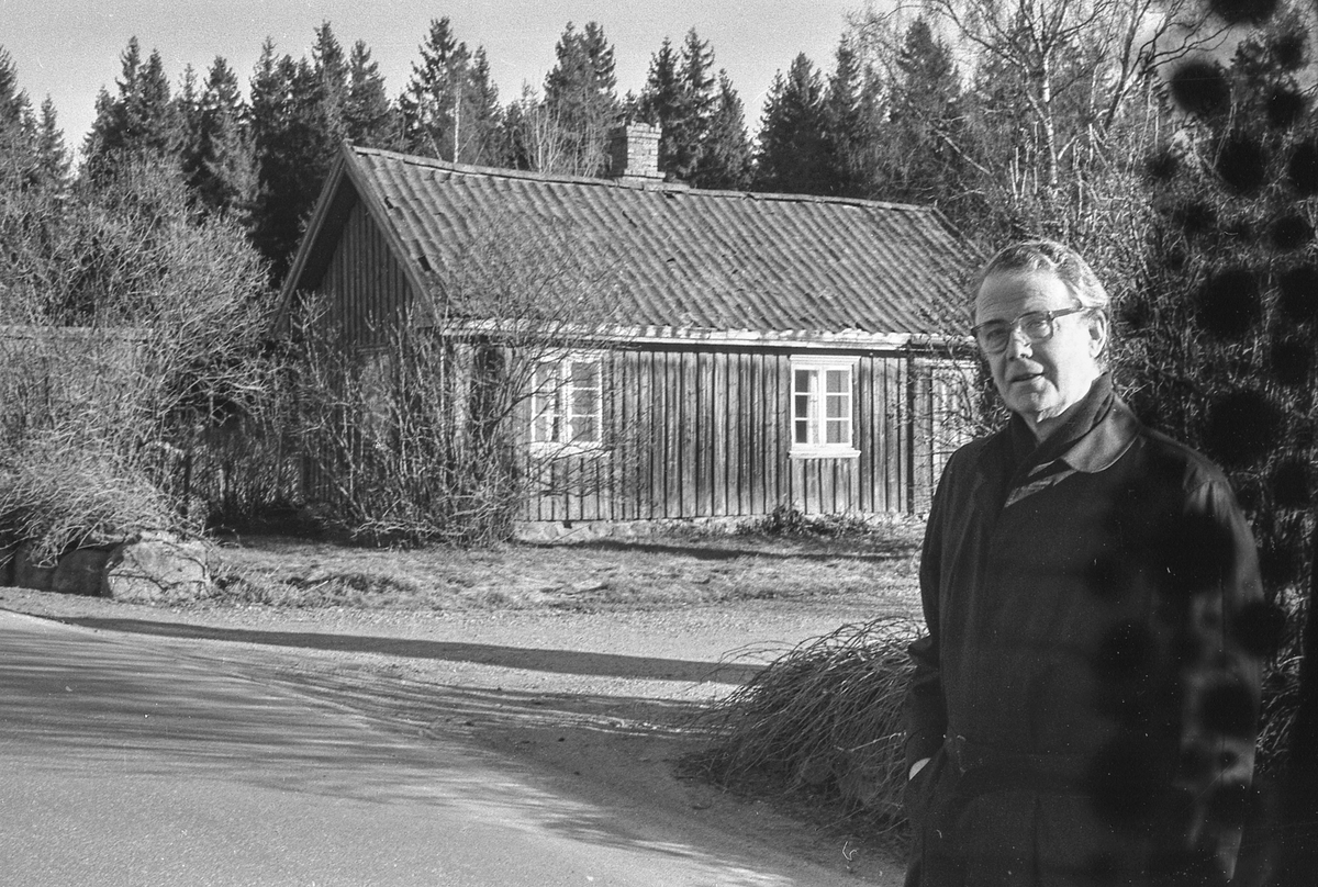 Kongeveien i Ås gjennom Nordby fra Landbrukshøyskolen, Ås kirke og Riisallene til Nordby. Under dalsbroen. Husmannsplassen Egge, like sør for Melby. Vidar Aasheim tv. og Erik Aas jr. i mørk vinterfrakk.
