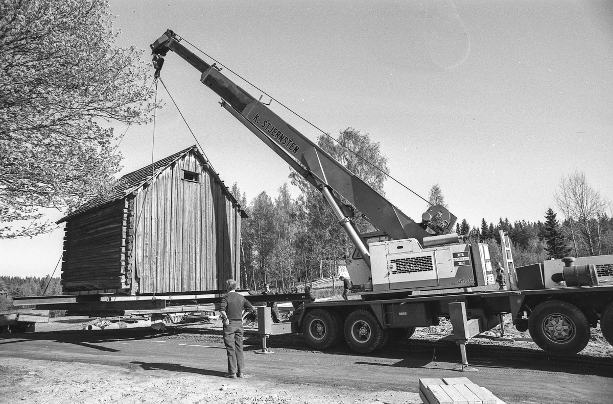 Stabburet på Bjørnebråten gård i Ski flyttes med kranbil og bevares.