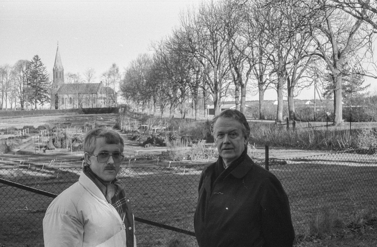 Kongeveien i Ås gjennom Nordby fra Landbrukshøyskolen, Ås kirke og Riisallene til Nordby. Under dalsbroen. Husmannsplassen Egge, like sør for Melby. Vidar Aasheim tv. og Erik Aas jr. i mørk vinterfrakk.