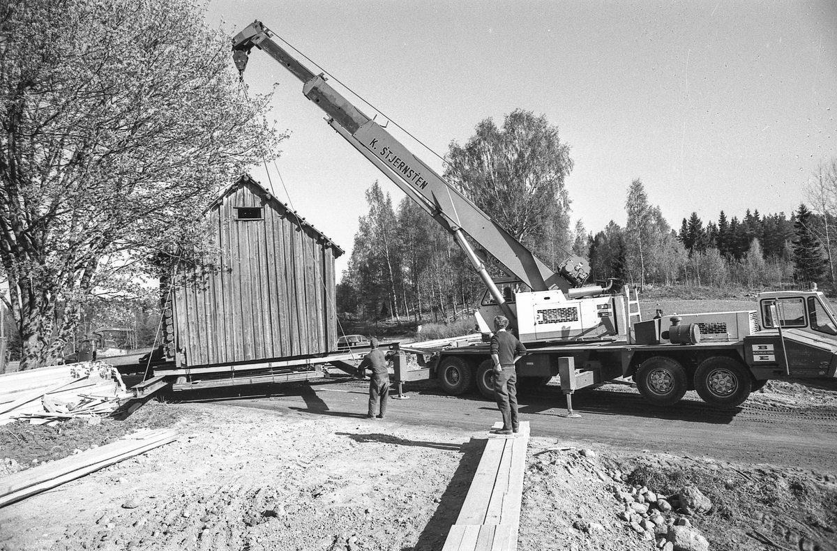 Stabburet på Bjørnebråten gård i Ski flyttes med kranbil og bevares.