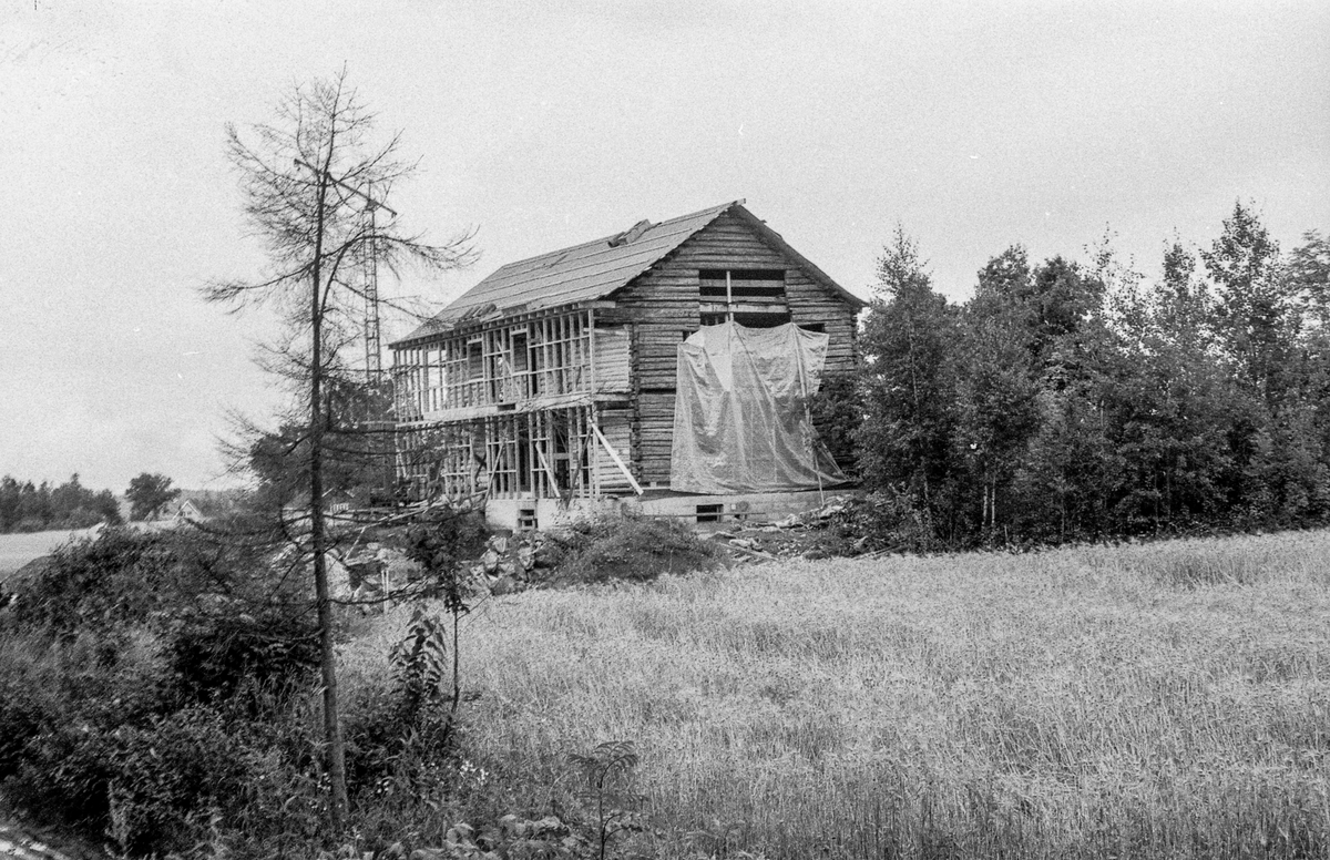 Heer gård, tømmerbygning, gjenreises ved Heer-dammen, nord for stedet den var.
Fotograf: ØB Gjærum