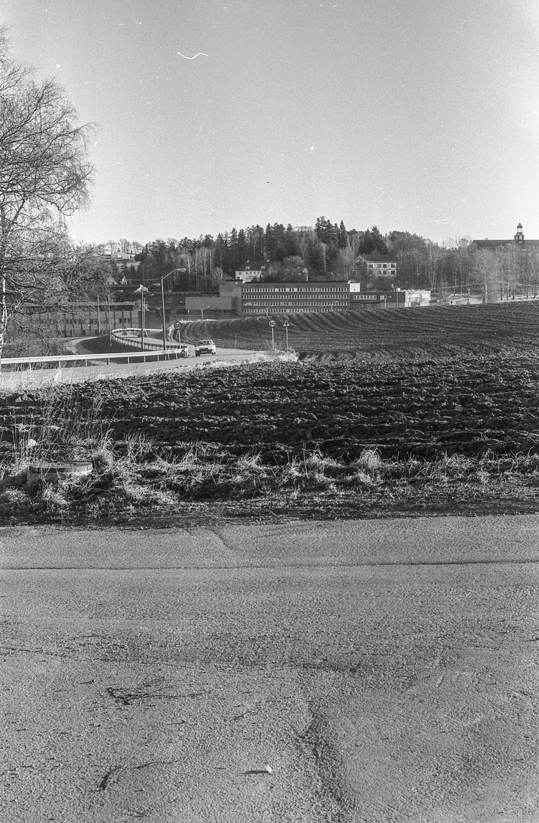 Kongeveien i Ås gjennom Nordby fra Landbrukshøyskolen, Ås kirke og Riisallene til Nordby. Under dalsbroen. Husmannsplassen Egge, like sør for Melby. Vidar Aasheim tv. og Erik Aas jr. i mørk vinterfrakk.