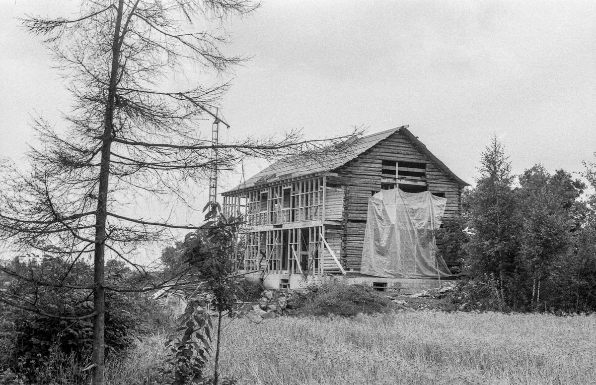 Heer gård, tømmerbygning, gjenreises ved Heer-dammen, nord for stedet den var.
Fotograf: ØB Gjærum