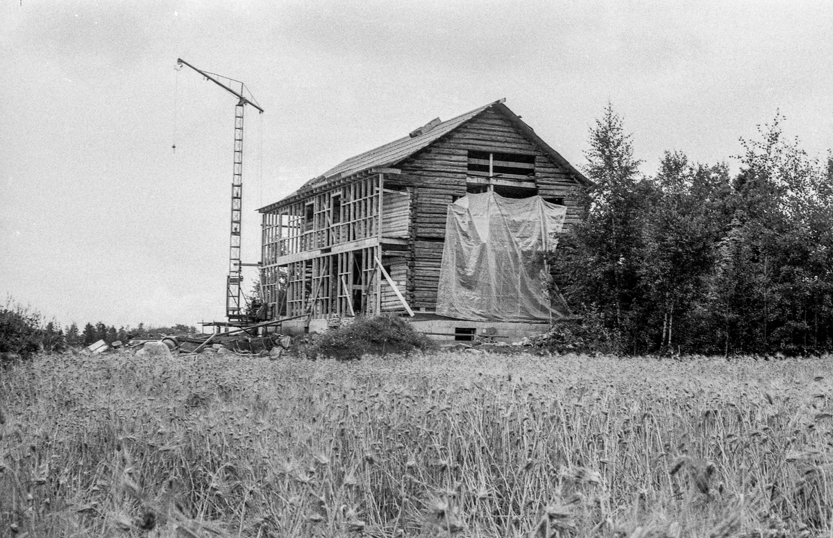 Heer gård, tømmerbygning, gjenreises ved Heer-dammen, nord for stedet den var.
Fotograf: ØB Gjærum