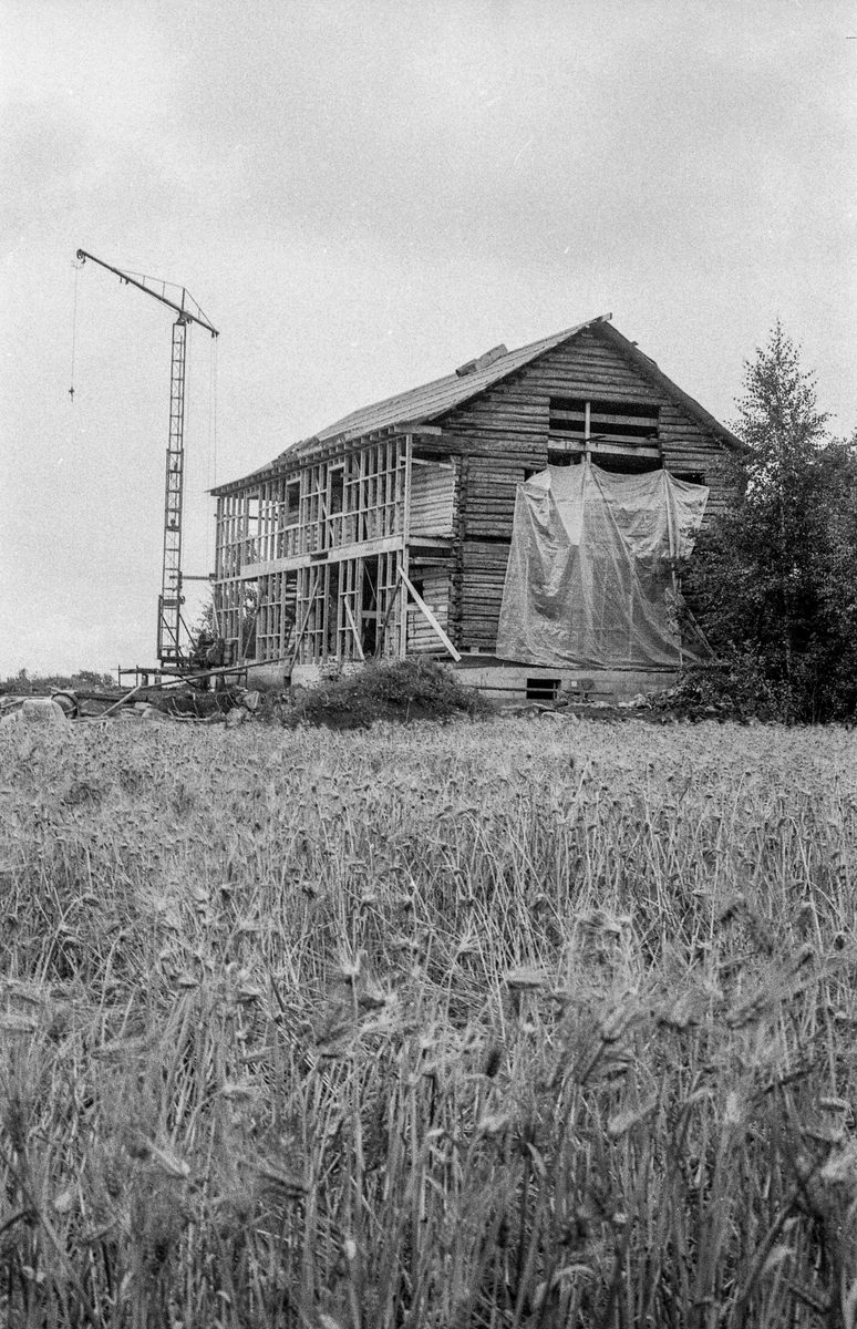 Heer gård, tømmerbygning, gjenreises ved Heer-dammen, nord for stedet den var.
Fotograf: ØB Gjærum