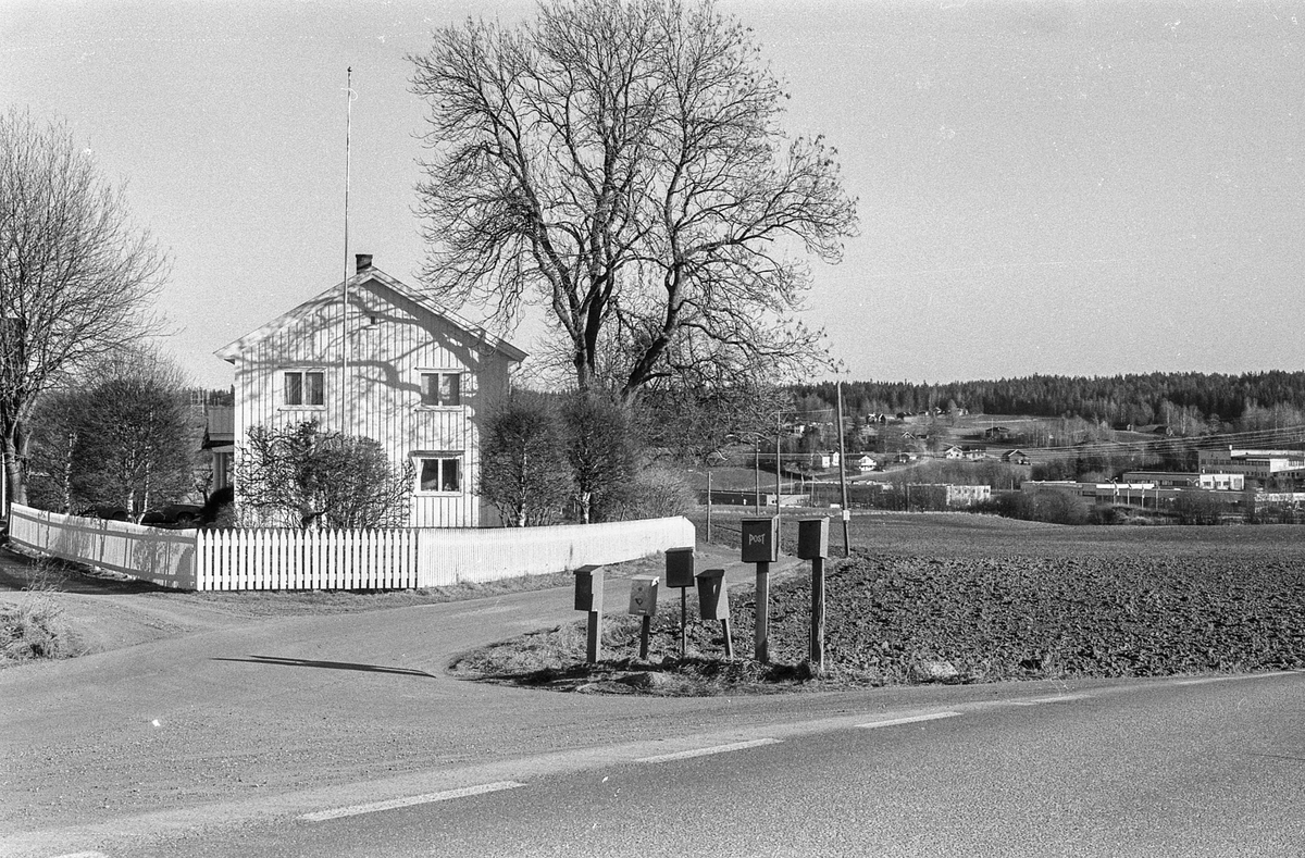 Kongeveien i Ås gjennom Nordby fra Landbrukshøyskolen, Ås kirke og Riisallene til Nordby. Under dalsbroen. Husmannsplassen Egge, like sør for Melby. Vidar Aasheim tv. og Erik Aas jr. i mørk vinterfrakk.