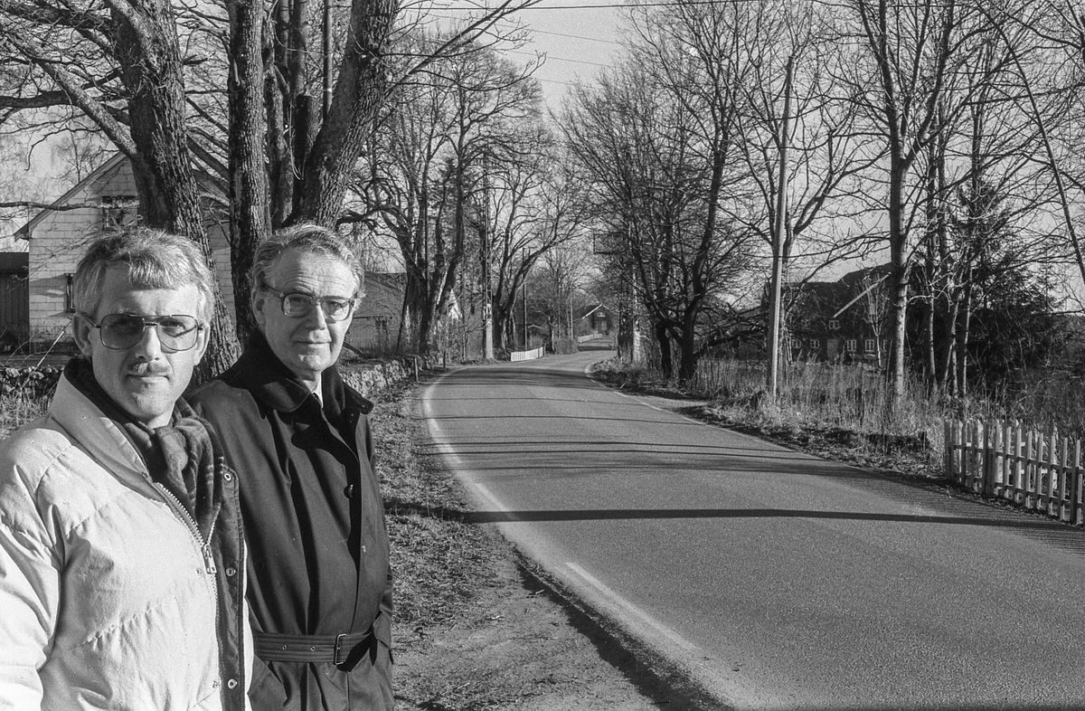 Kongeveien i Ås gjennom Nordby fra Landbrukshøyskolen, Ås kirke og Riisallene til Nordby. Under dalsbroen. Husmannsplassen Egge, like sør for Melby. Vidar Aasheim tv. og Erik Aas jr. i mørk vinterfrakk.