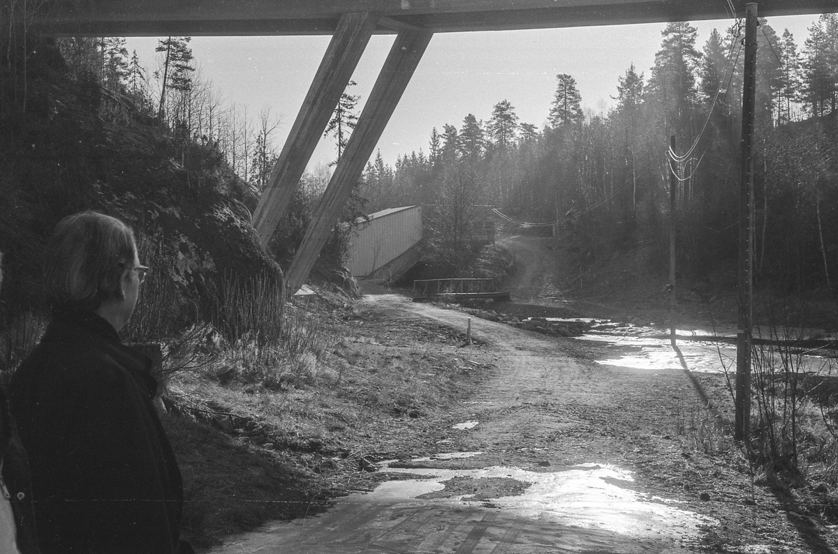 Kongeveien i Ås gjennom Nordby fra Landbrukshøyskolen, Ås kirke og Riisallene til Nordby. Under dalsbroen. Husmannsplassen Egge, like sør for Melby. Vidar Aasheim tv. og Erik Aas jr. i mørk vinterfrakk.