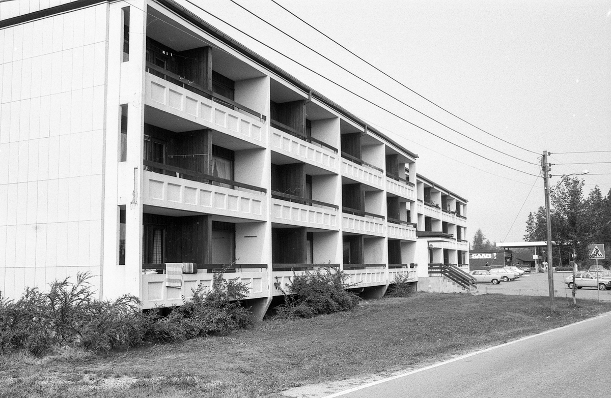 Brekkeveien 23 i Ås. Treetasjes boligblokk med verandaer, gressplen og parkeringsplass.