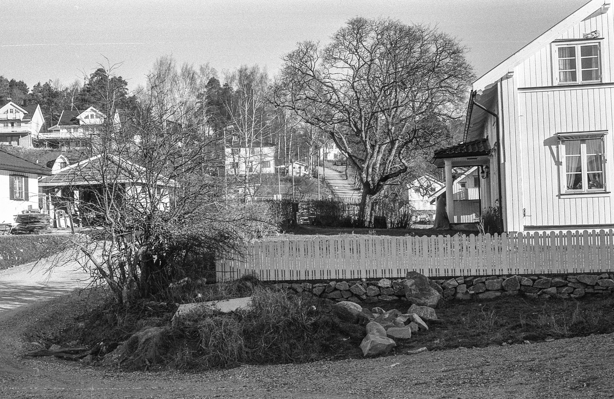 Kongeveien i Ås gjennom Nordby fra Landbrukshøyskolen, Ås kirke og Riisallene til Nordby. Under dalsbroen. Husmannsplassen Egge, like sør for Melby. Vidar Aasheim tv. og Erik Aas jr. i mørk vinterfrakk.