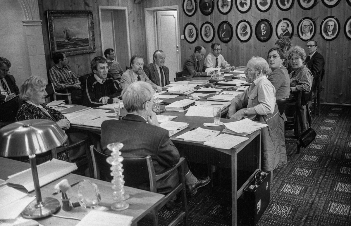 Frogn Trygdekontor med nytt EDB-anlegg. Instruktør Gunn Bentzen gir fungerende gruppeleder Klara Johannssen Johannesen innføring i EDB-rutiner.