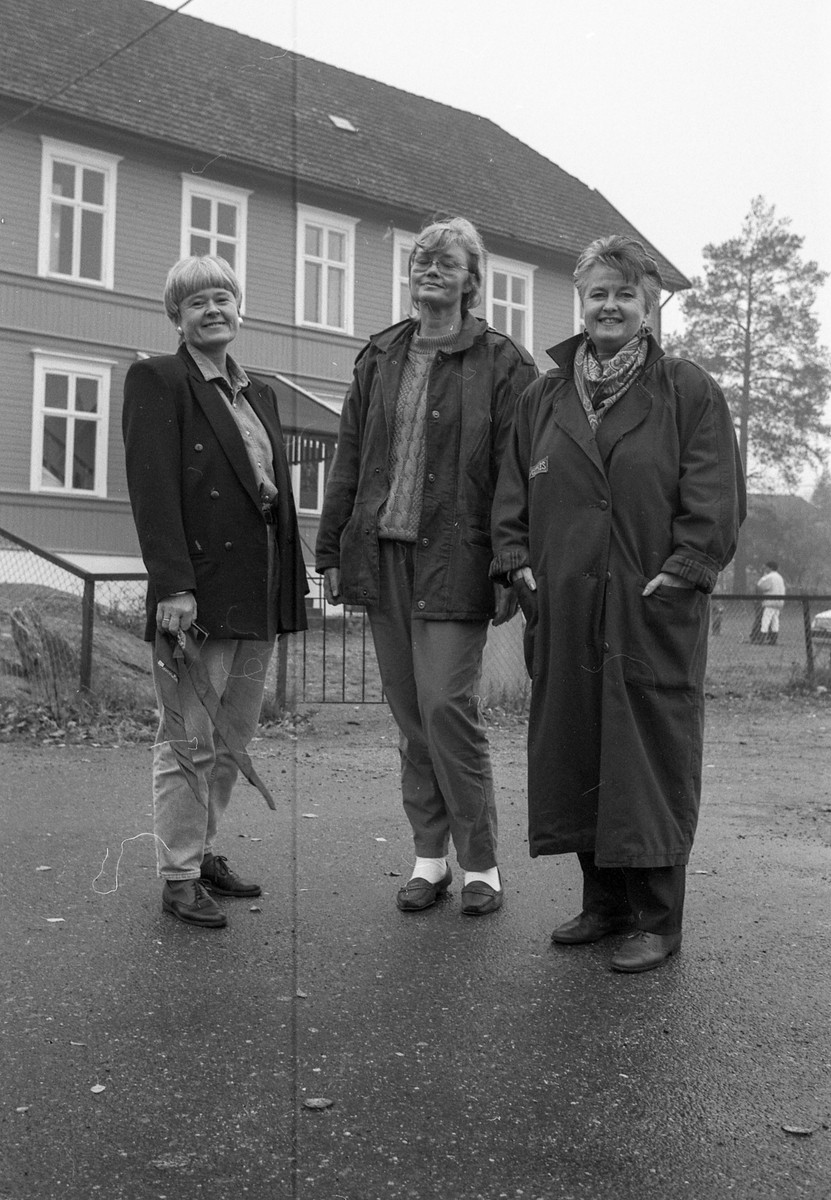 Kulturhus i den gamle realskolen på Kolbotn. Friundervisningen, oppegård husflidslag og kolbotn malerklubb.
Svanhild S Kvernaas, Grete Eriksen og Tove Tofte.
Friundervisningen; gamle realskolen; kolbotn; kulturhus; malerklubb