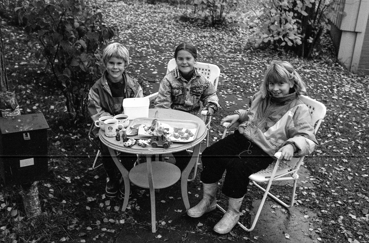 Kulturhus i den gamle realskolen på Kolbotn. Friundervisningen, oppegård husflidslag og kolbotn malerklubb.
Svanhild S Kvernaas, Grete Eriksen og Tove Tofte.
Friundervisningen; gamle realskolen; kolbotn; kulturhus; malerklubb
