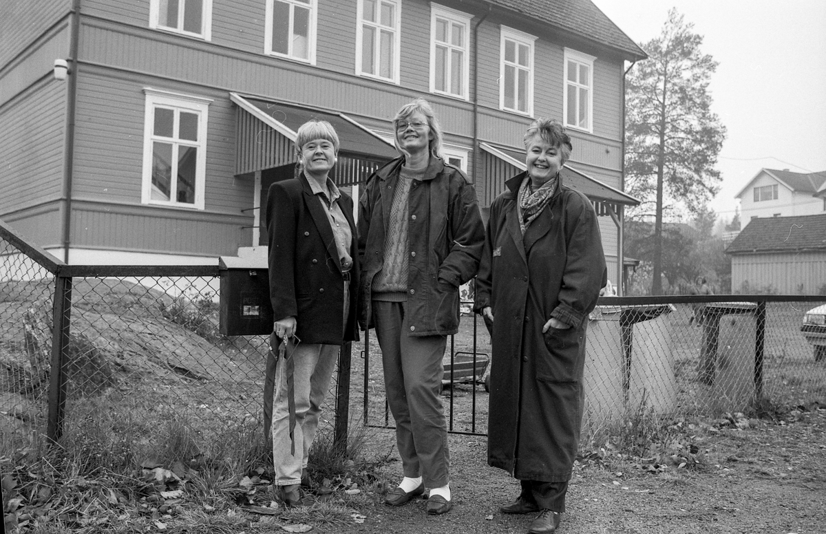 Kulturhus i den gamle realskolen på Kolbotn. Friundervisningen, oppegård husflidslag og kolbotn malerklubb.
Svanhild S Kvernaas, Grete Eriksen og Tove Tofte.
Friundervisningen; gamle realskolen; kolbotn; kulturhus; malerklubb