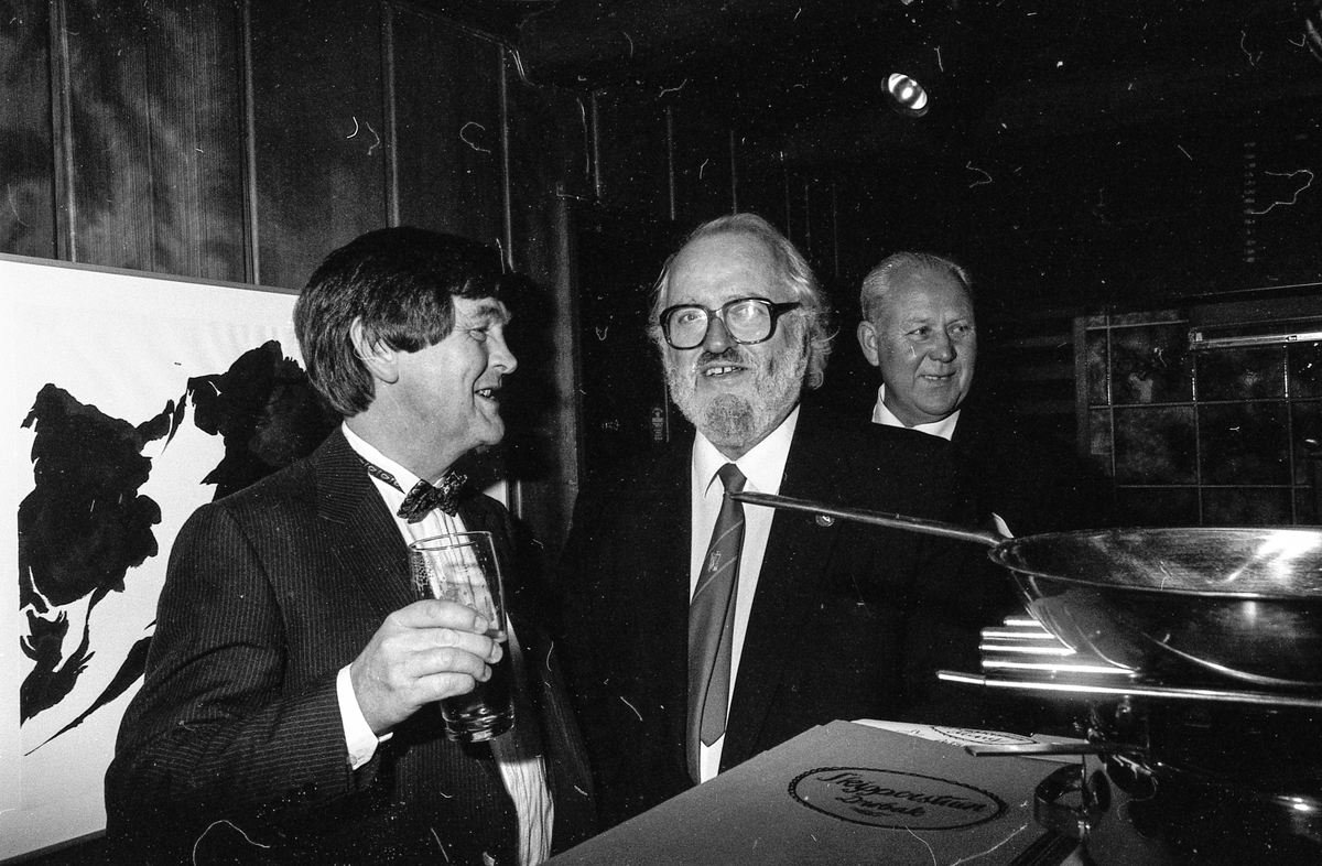 Båtmotormuseet åpnes i Drøbak. Drøbak Båtforenings Maritime samlinger er navnet.
Øystein Øystå, ordfører Bjørn Loge, Kjell Aukrust og Jahn Otto Johansen.
Fotograf: ØB Ukjent