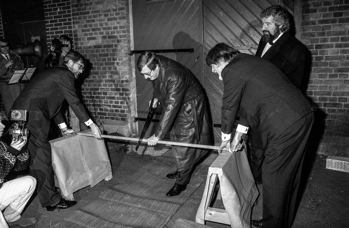 Båtmotormuseet åpnes i Drøbak. Drøbak Båtforenings Maritime samlinger er navnet.
Øystein Øystå, ordfører Bjørn Loge, Kjell Aukrust og Jahn Otto Johansen.
Fotograf: ØB Ukjent