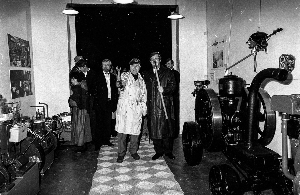 Båtmotormuseet åpnes i Drøbak. Drøbak Båtforenings Maritime samlinger er navnet.
Øystein Øystå, ordfører Bjørn Loge, Kjell Aukrust og Jahn Otto Johansen.
Fotograf: ØB Ukjent