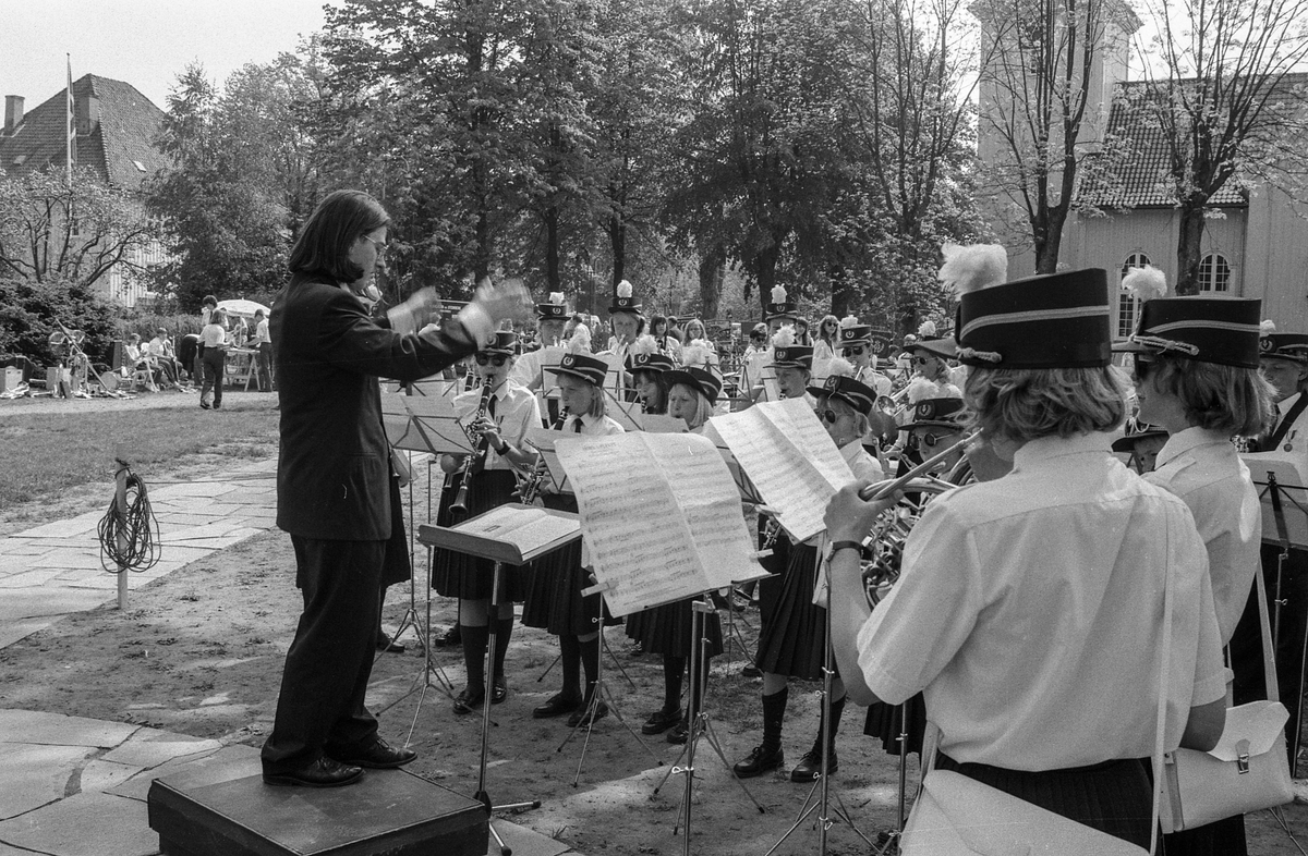 Drøbak-Frogn skolekorps arrangerer sommerstevne for korpsmusikanter i badeparken.
Ordfører Bjørn Loge og Ragnhild Villand fra Vettre Skolekorps.