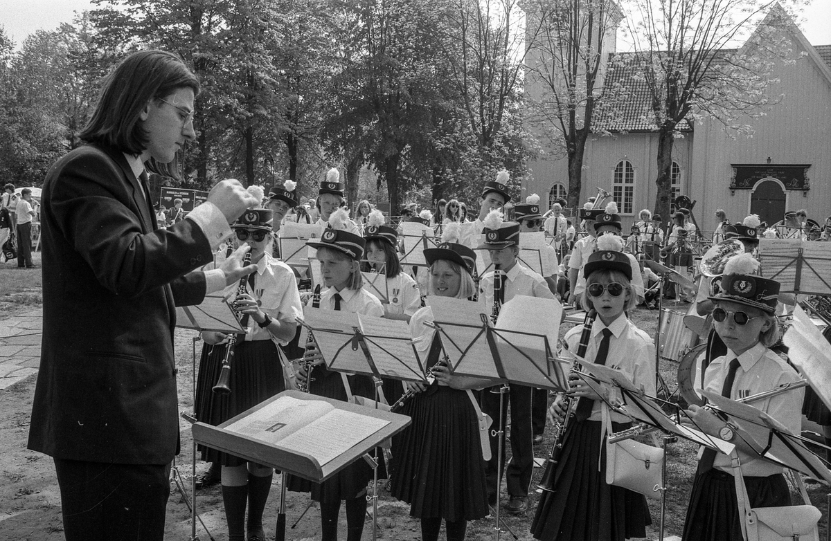 Drøbak-Frogn skolekorps arrangerer sommerstevne for korpsmusikanter i badeparken.
Ordfører Bjørn Loge og Ragnhild Villand fra Vettre Skolekorps.