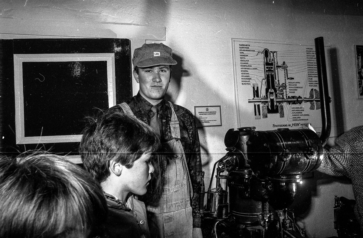 Båtmotormuseet åpnes i Drøbak. Drøbak Båtforenings Maritime samlinger er navnet.
Øystein Øystå, ordfører Bjørn Loge, Kjell Aukrust og Jahn Otto Johansen.
Fotograf: ØB Ukjent