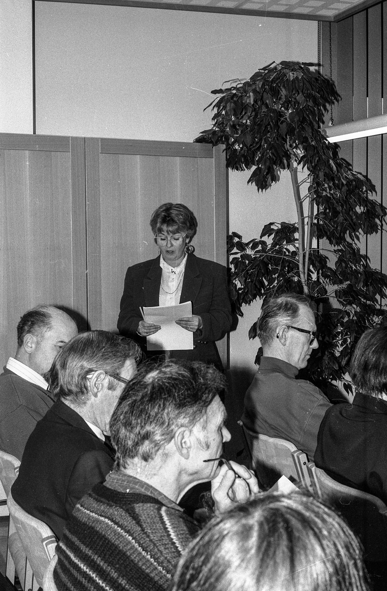 Årsmøte i Oppegård Kunstforening. Endring i formålsparagrafen, amatører får ikke stille ut sammen med kunstnerne. Mange vil melde seg ut. Tove Toftem formann i Kolbotn malerklubb melder ut malerklubben.
Foreningens formann Aina Bøhn og styremedlem Øyvind Brune. 
Fotograf: ØB Ukjent