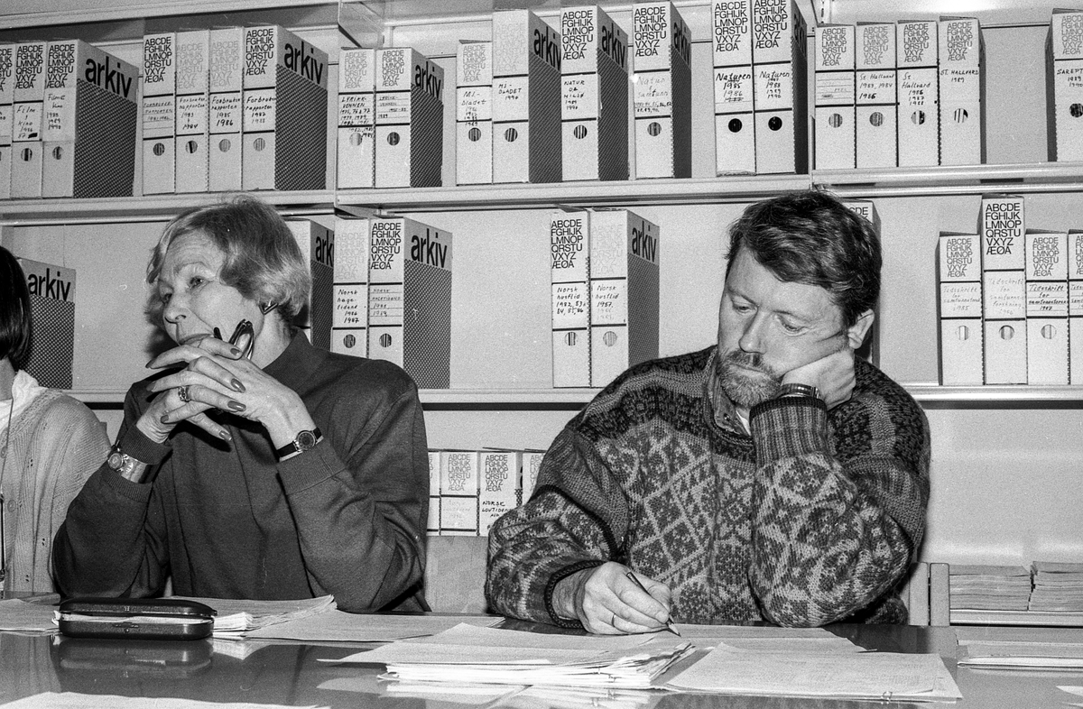 Årsmøte i Oppegård Kunstforening. Endring i formålsparagrafen, amatører får ikke stille ut sammen med kunstnerne. Mange vil melde seg ut. Tove Toftem formann i Kolbotn malerklubb melder ut malerklubben.
Foreningens formann Aina Bøhn og styremedlem Øyvind Brune. 
Fotograf: ØB Ukjent