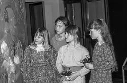 Kunstutstillingen Barndom i vestibylen i Oppegård rådhus.