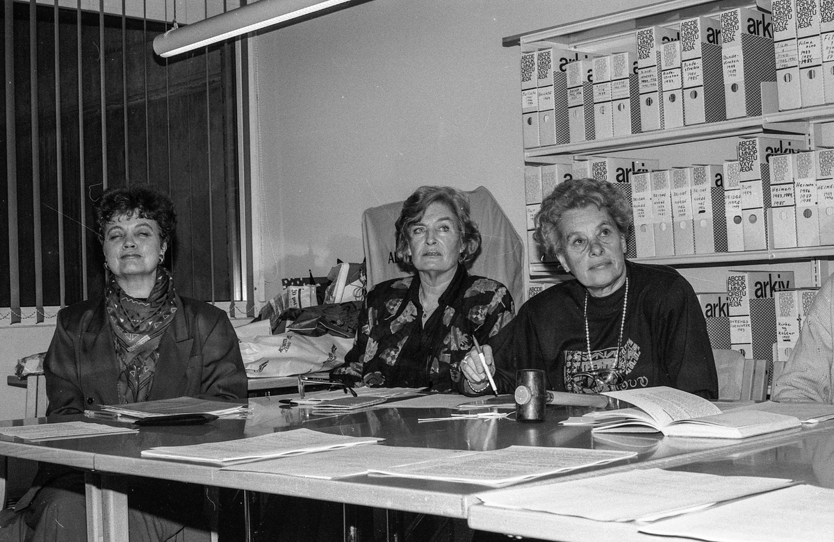 Årsmøte i Oppegård Kunstforening. Endring i formålsparagrafen, amatører får ikke stille ut sammen med kunstnerne. Mange vil melde seg ut. Tove Toftem formann i Kolbotn malerklubb melder ut malerklubben.
Foreningens formann Aina Bøhn og styremedlem Øyvind Brune. 
Fotograf: ØB Ukjent