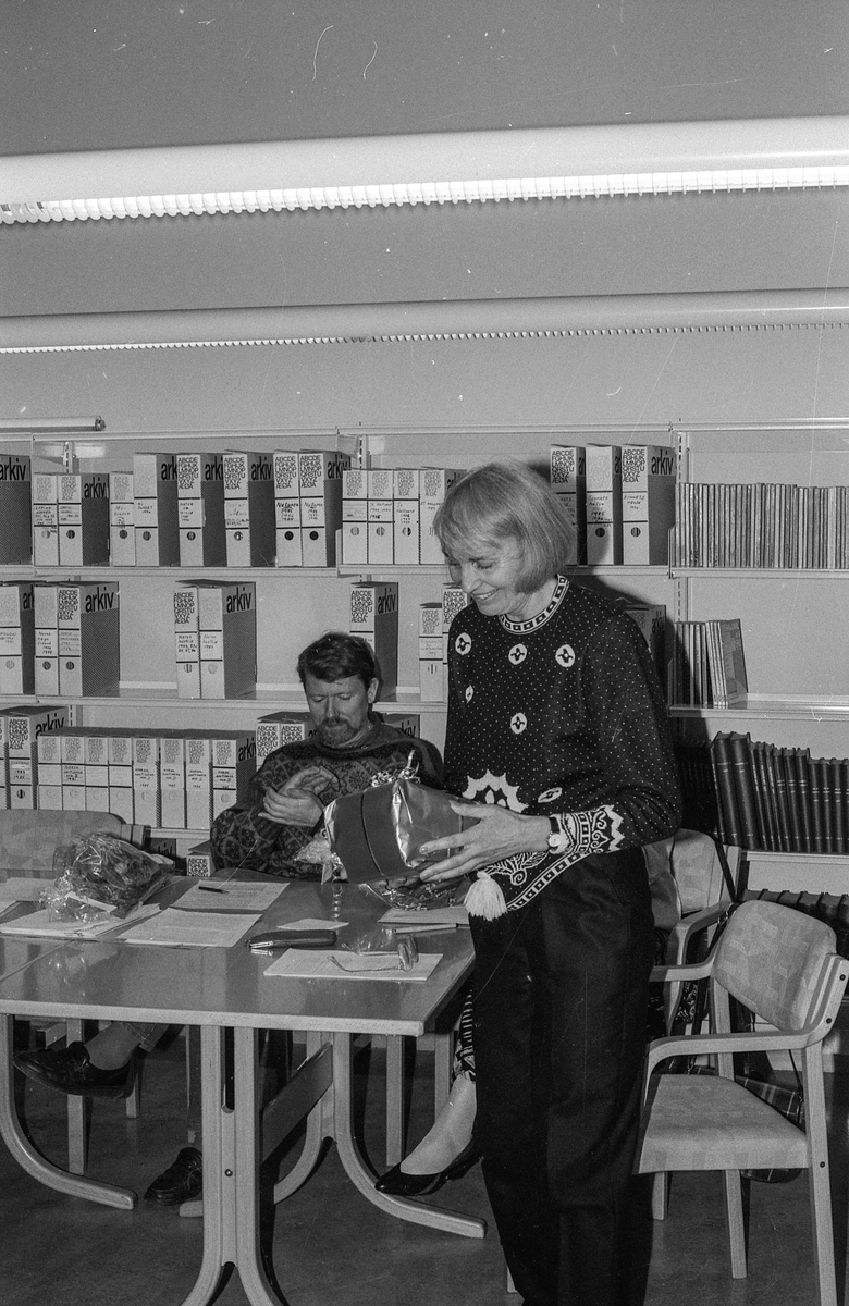 Årsmøte i Oppegård Kunstforening. Endring i formålsparagrafen, amatører får ikke stille ut sammen med kunstnerne. Mange vil melde seg ut. Tove Toftem formann i Kolbotn malerklubb melder ut malerklubben.
Foreningens formann Aina Bøhn og styremedlem Øyvind Brune. 
Fotograf: ØB Ukjent