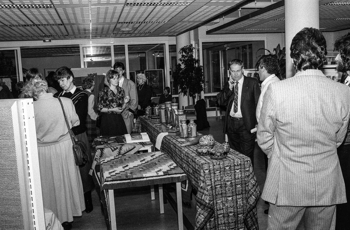 Oppegård kunstforening, gjenvalg på styret.
Fra høyre: leder Aina Bøhn, sekretær Randi Vik, styremedlem Ragnhild Østbye, kasserer Trond Dancke, styremedlem Magnhild Andersen, kunsterisk representant og styremedlem Hans Østeng og vararepresentant Håkon Andreassen.
Fotograf: ØB Wolden