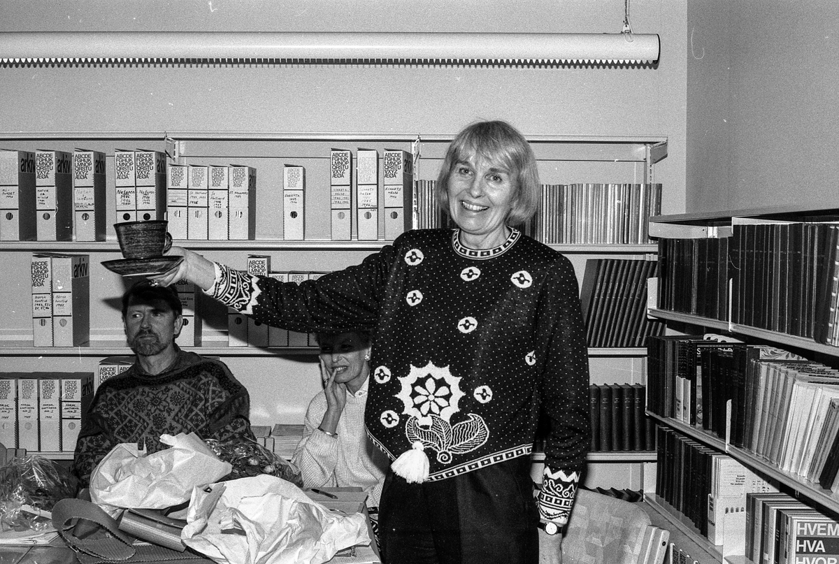 Årsmøte i Oppegård Kunstforening. Endring i formålsparagrafen, amatører får ikke stille ut sammen med kunstnerne. Mange vil melde seg ut. Tove Toftem formann i Kolbotn malerklubb melder ut malerklubben.
Foreningens formann Aina Bøhn og styremedlem Øyvind Brune. 
Fotograf: ØB Ukjent
