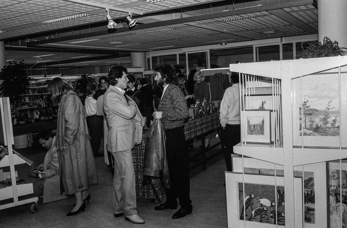 Oppegård kunstforening, gjenvalg på styret.
Fra høyre: leder Aina Bøhn, sekretær Randi Vik, styremedlem Ragnhild Østbye, kasserer Trond Dancke, styremedlem Magnhild Andersen, kunsterisk representant og styremedlem Hans Østeng og vararepresentant Håkon Andreassen.
Fotograf: ØB Wolden