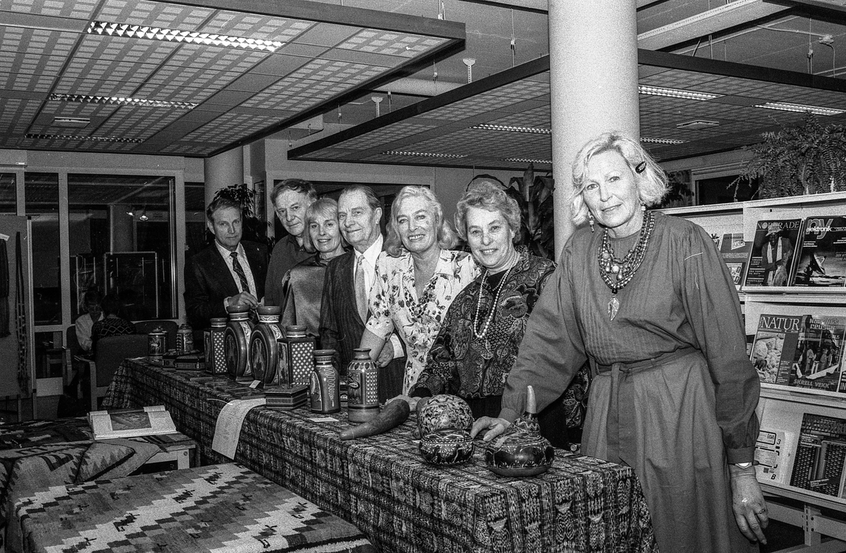 Oppegård kunstforening, gjenvalg på styret.
Fra høyre: leder Aina Bøhn, sekretær Randi Vik, styremedlem Ragnhild Østbye, kasserer Trond Dancke, styremedlem Magnhild Andersen, kunsterisk representant og styremedlem Hans Østeng og vararepresentant Håkon Andreassen.
Fotograf: ØB Wolden