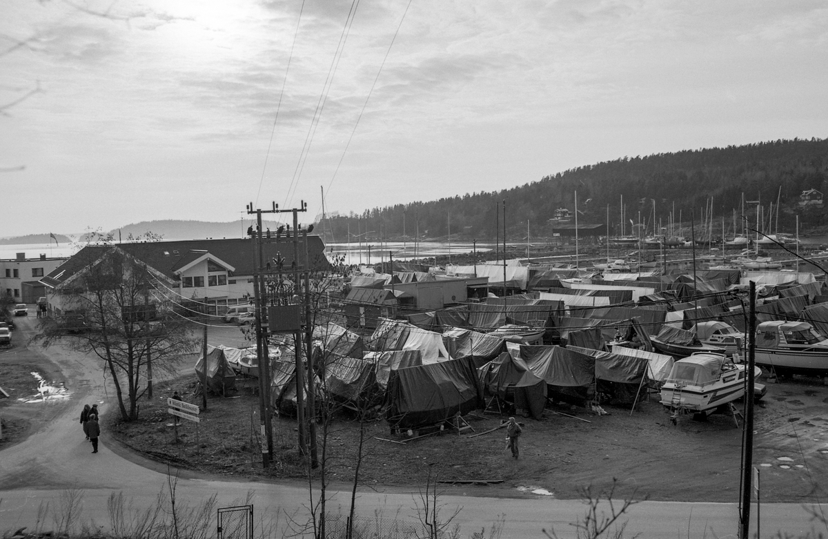 Son skal bygges ut med 3400 kvm. fordelt på fire bygg.. Motiver fra båthavna i Son, Hølenselva, båtopplag og brygger.