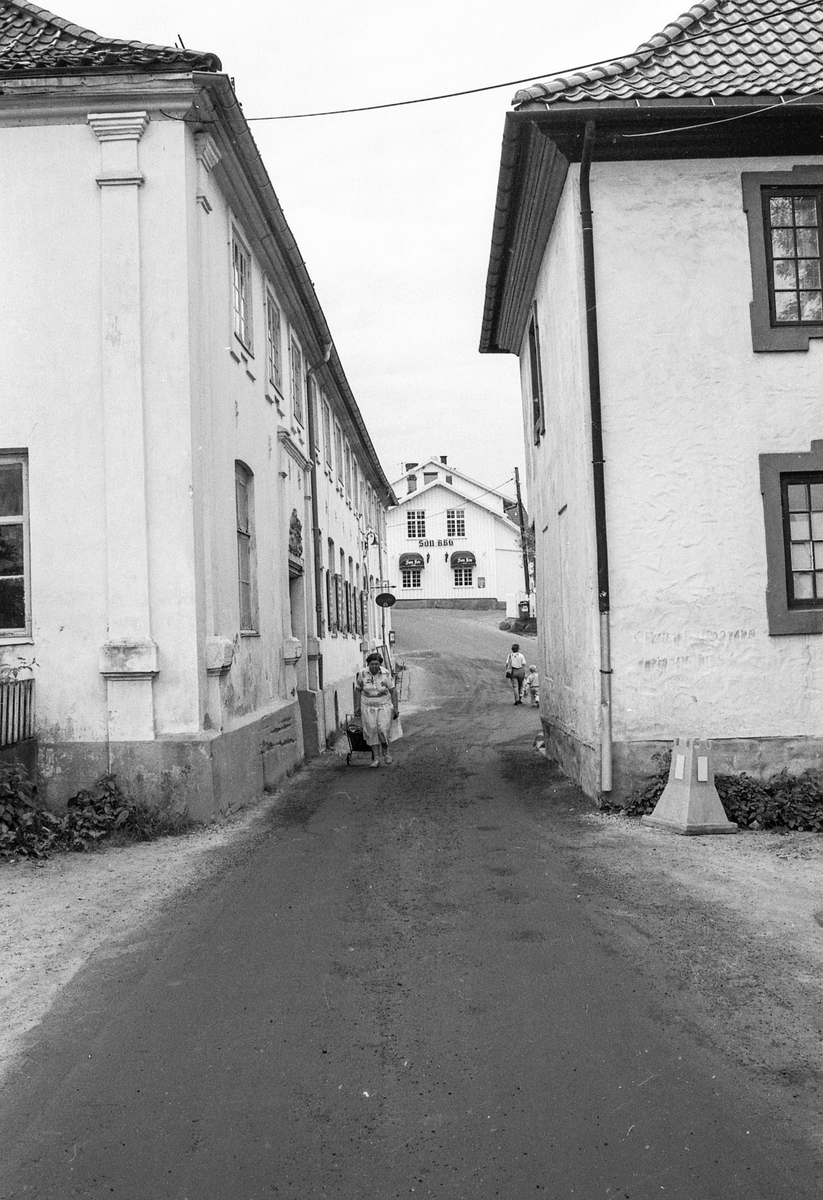 Diverse motiver fra Son sentrum. Villa i Strandvegen i Son, bebodd av Carl Dørnberger fra 1896. Kunstneren Arne Samuelsen (Tassulv) bor der nå.