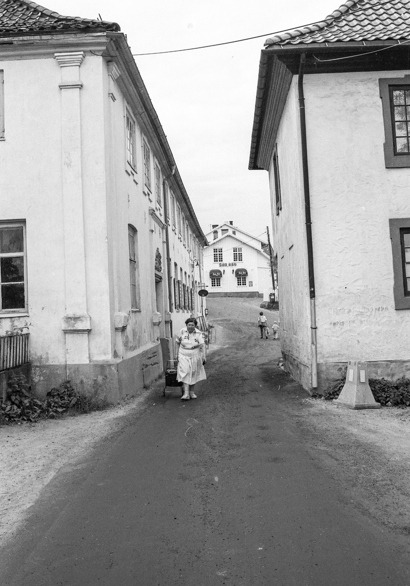 Diverse motiver fra Son sentrum. Villa i Strandvegen i Son, bebodd av Carl Dørnberger fra 1896. Kunstneren Arne Samuelsen (Tassulv) bor der nå.