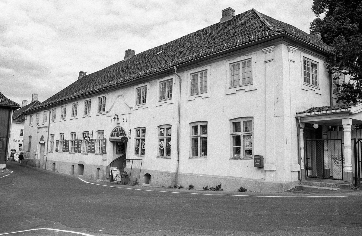 Kunstnerhjemmene i Son. 
Thornegården fra 1629, her holdt maleren Oluf Wold-Torne til (1867-1919). 
I Villa Holland ved Kugrava holdt Søren Onsager til (1878-1946).
I huset Pjåken holdt dramatikeren Nils Kjær til (1870-1924).
Brødrene Bjarne (1882-1970) og Sigurd Eriksen (1884-1976) og Alf Løvberg (1899-1986) holdt også til i Son.