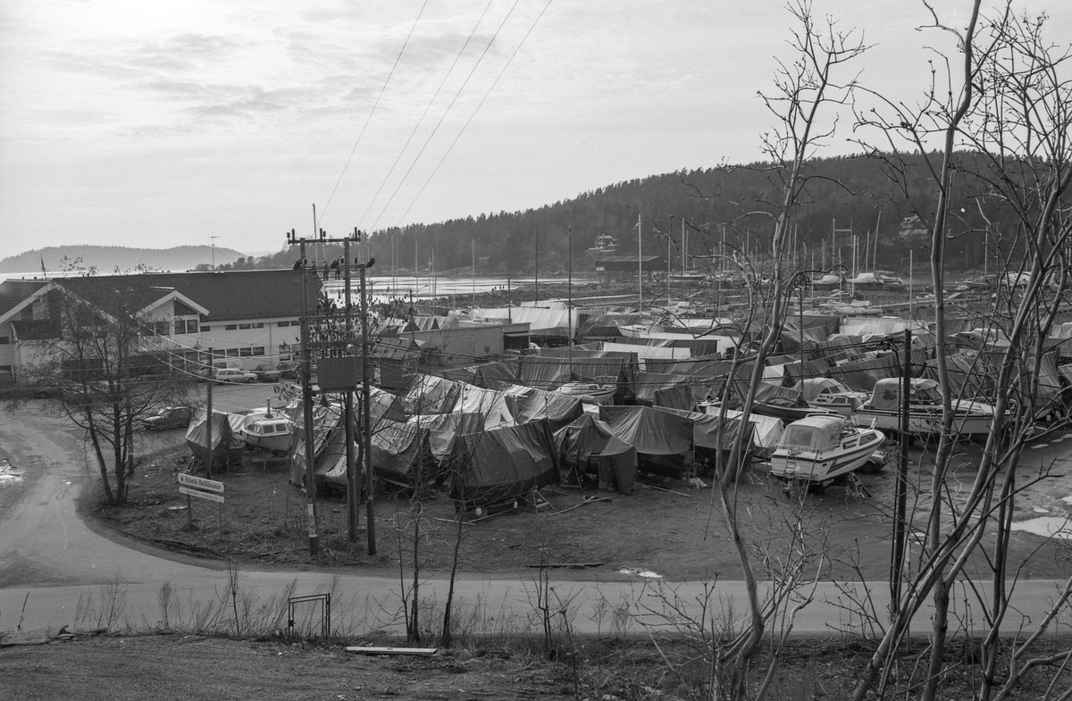 Son skal bygges ut med 3400 kvm. fordelt på fire bygg.. Motiver fra båthavna i Son, Hølenselva, båtopplag og brygger.