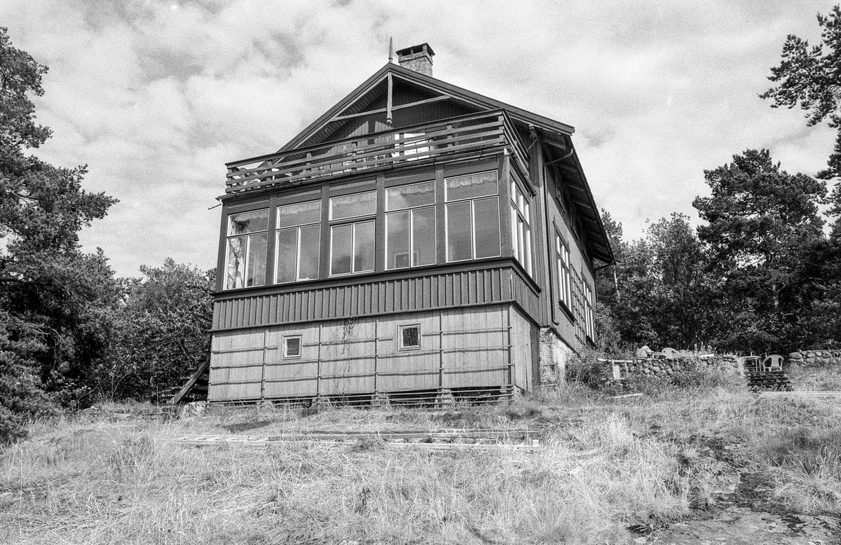 Kunstnerhjemmene i Son. 
Thornegården fra 1629, her holdt maleren Oluf Wold-Torne til (1867-1919). 
I Villa Holland ved Kugrava holdt Søren Onsager til (1878-1946).
I huset Pjåken holdt dramatikeren Nils Kjær til (1870-1924).
Brødrene Bjarne (1882-1970) og Sigurd Eriksen (1884-1976) og Alf Løvberg (1899-1986) holdt også til i Son.