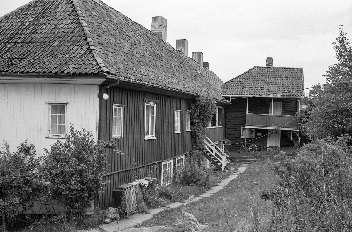 Diverse motiver fra Son sentrum. Villa i Strandvegen i Son, bebodd av Carl Dørnberger fra 1896. Kunstneren Arne Samuelsen (Tassulv) bor der nå.