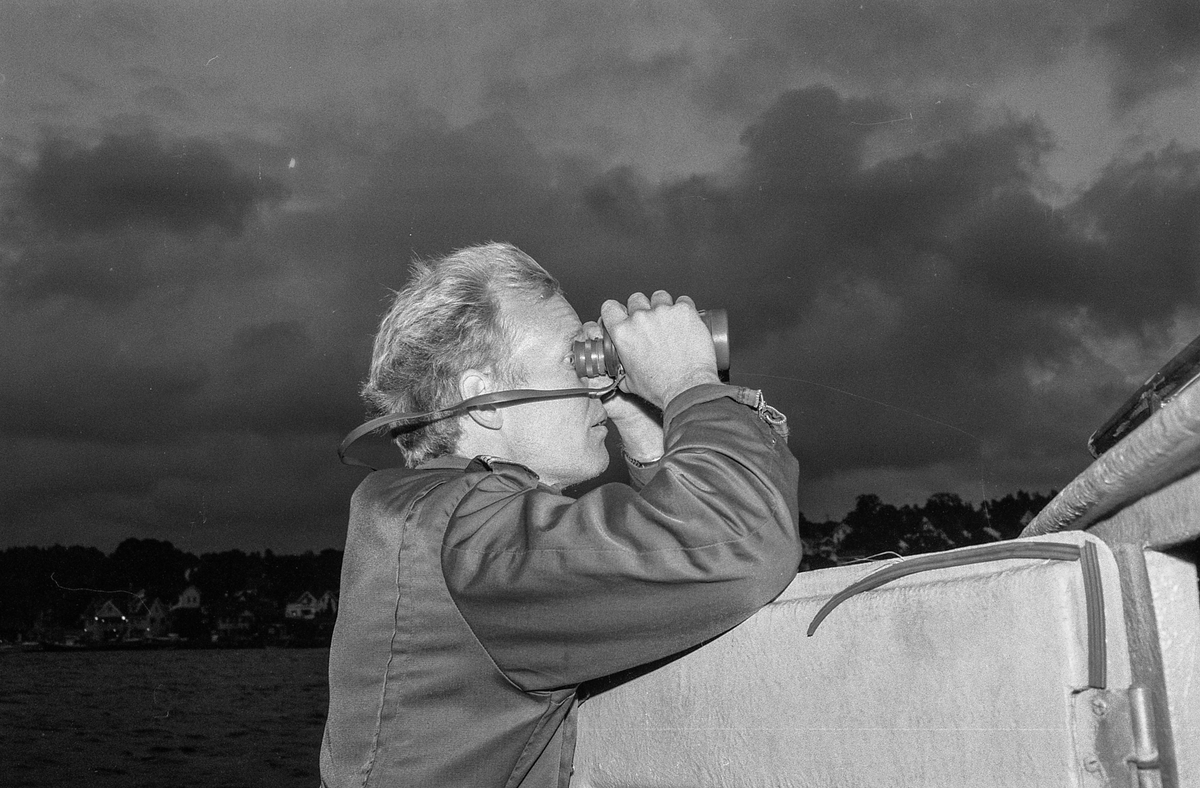 Storakson på fjorden ved Son blåste bort på grunn av dårlig vær.
Politmennene Ragnar Kivle (den lyseste), Jarl Andersen og Wibeke Bjerkås
Fotograf: ØB Ukjent