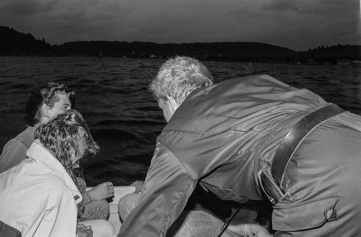 Storakson på fjorden ved Son blåste bort på grunn av dårlig vær.
Politmennene Ragnar Kivle (den lyseste), Jarl Andersen og Wibeke Bjerkås
Fotograf: ØB Ukjent