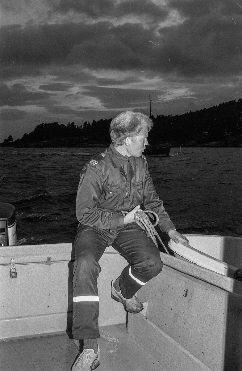 Storakson på fjorden ved Son blåste bort på grunn av dårlig vær.
Politmennene Ragnar Kivle (den lyseste), Jarl Andersen og Wibeke Bjerkås
Fotograf: ØB Ukjent