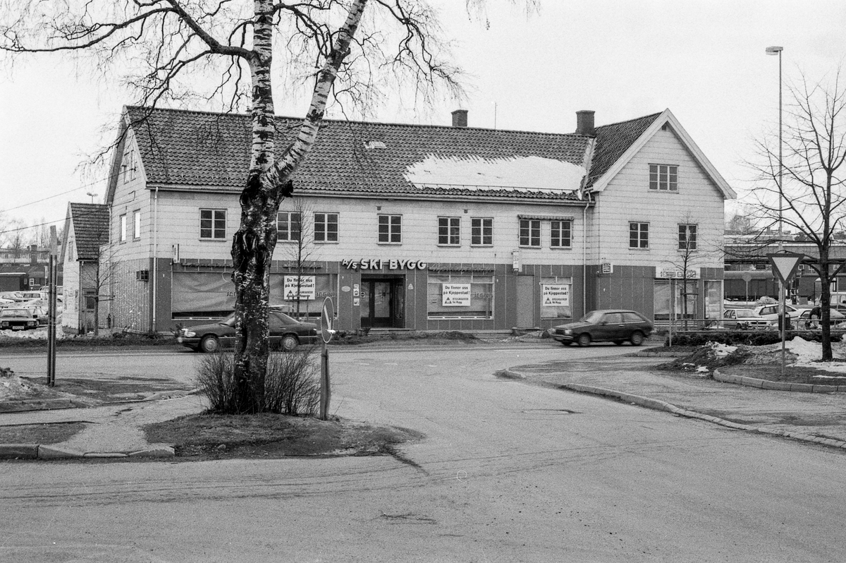 Bygninger langs Jernbaneveien i Ski sentrum. Ski bygg, Lekehuset, drosjebua. Besøk fra Estland.