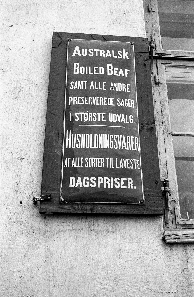 Diverse motiver fra Son sentrum. Villa i Strandvegen i Son, bebodd av Carl Dørnberger fra 1896. Kunstneren Arne Samuelsen (Tassulv) bor der nå.