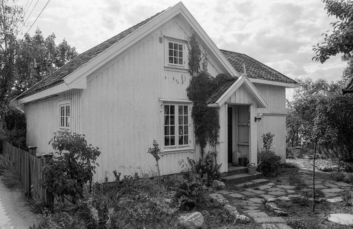 Kunstnerhjemmene i Son. 
Thornegården fra 1629, her holdt maleren Oluf Wold-Torne til (1867-1919). 
I Villa Holland ved Kugrava holdt Søren Onsager til (1878-1946).
I huset Pjåken holdt dramatikeren Nils Kjær til (1870-1924).
Brødrene Bjarne (1882-1970) og Sigurd Eriksen (1884-1976) og Alf Løvberg (1899-1986) holdt også til i Son.