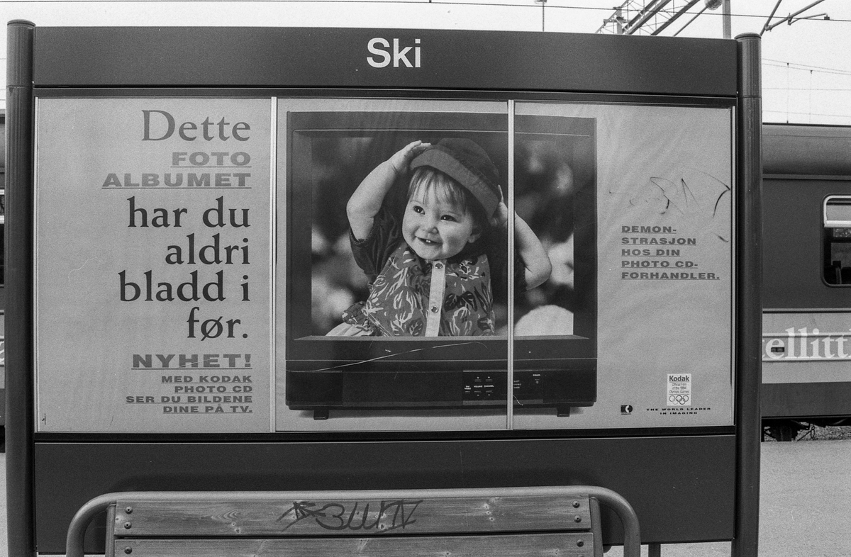 Diverse steder fra Ski sentrum. Jernbaneveien, Ski stasjon med undergangen, trapp til spor 2 og 3. Drosjebua, Elise Brekkebutikken. Inngangen til ØB. Rådhuset med plassen foran.
Fotograf: ØB Skole-elev