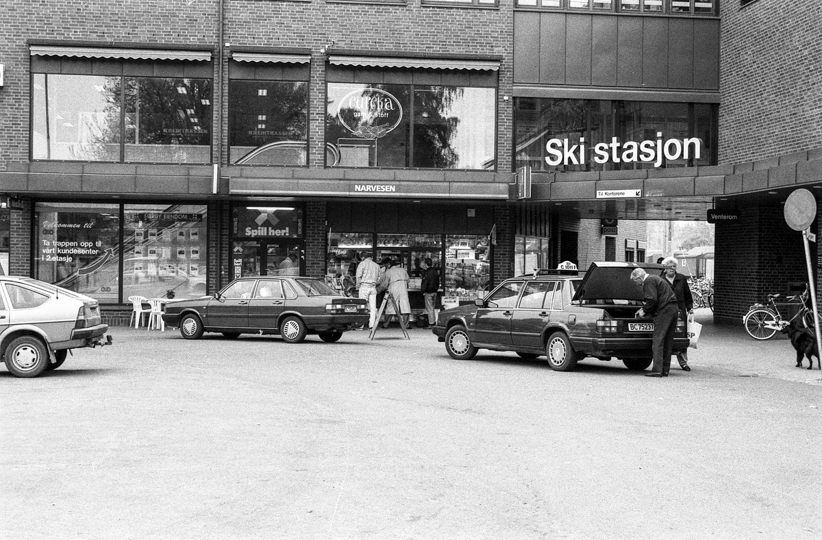Diverse steder fra Ski sentrum. Jernbaneveien, Ski stasjon med undergangen, trapp til spor 2 og 3. Drosjebua, Elise Brekkebutikken. Inngangen til ØB. Rådhuset med plassen foran.
Fotograf: ØB Skole-elev