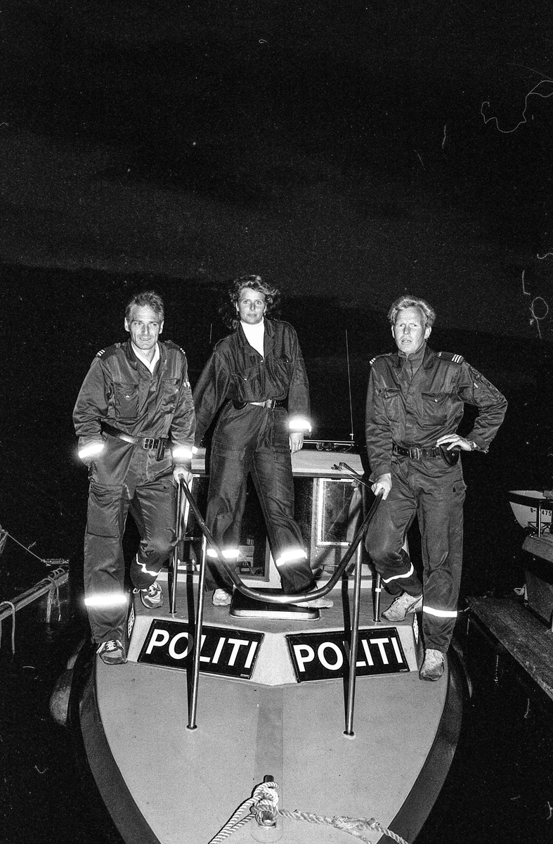 Storakson på fjorden ved Son blåste bort på grunn av dårlig vær.
Politmennene Ragnar Kivle (den lyseste), Jarl Andersen og Wibeke Bjerkås
Fotograf: ØB Ukjent