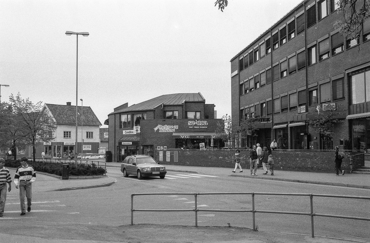 Diverse steder fra Ski sentrum. Jernbaneveien, Ski stasjon med undergangen, trapp til spor 2 og 3. Drosjebua, Elise Brekkebutikken. Inngangen til ØB. Rådhuset med plassen foran.
Fotograf: ØB Skole-elev